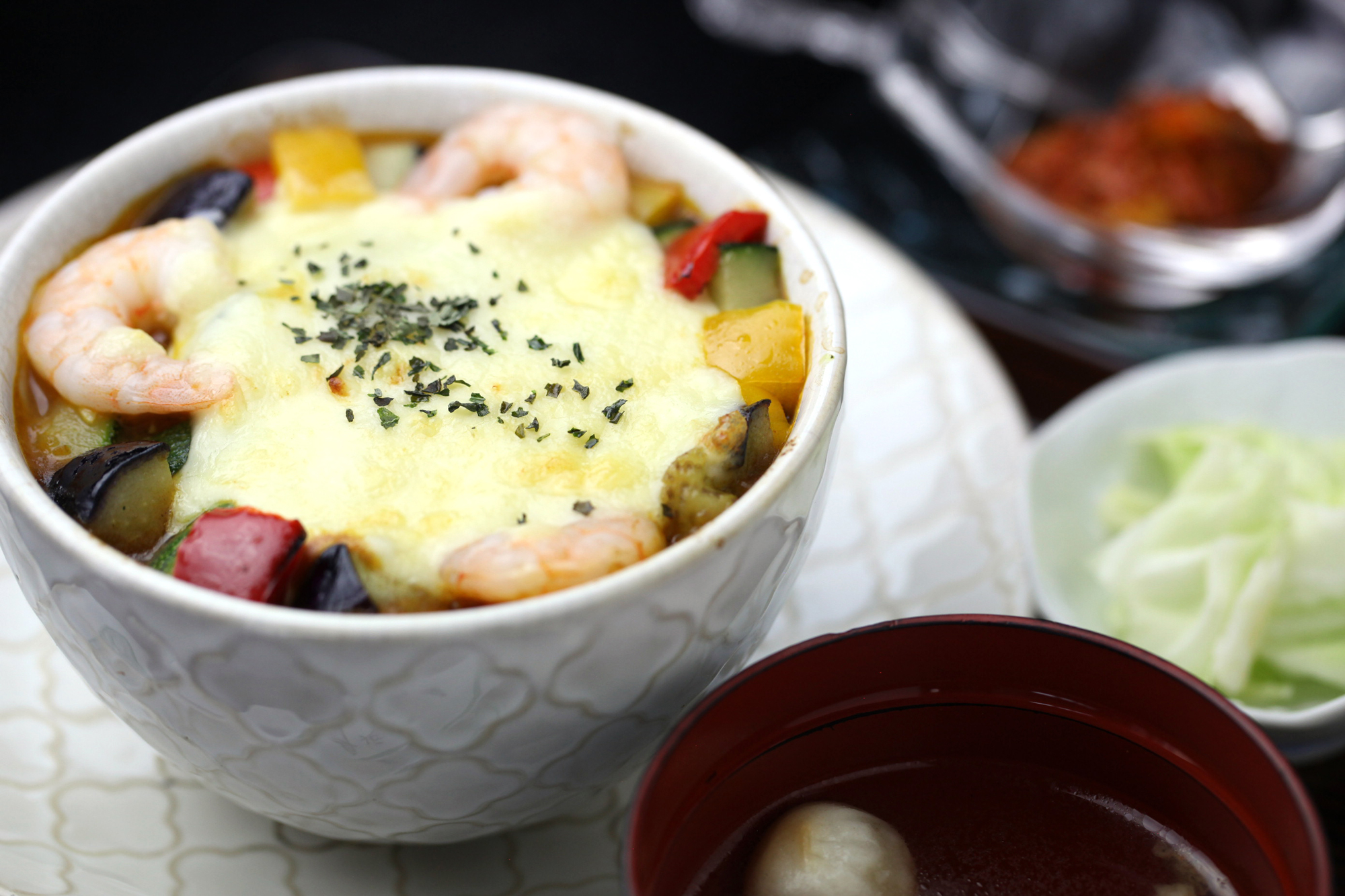 彩り野菜のコロコロ焼きカレー丼　※スープ漬物付き